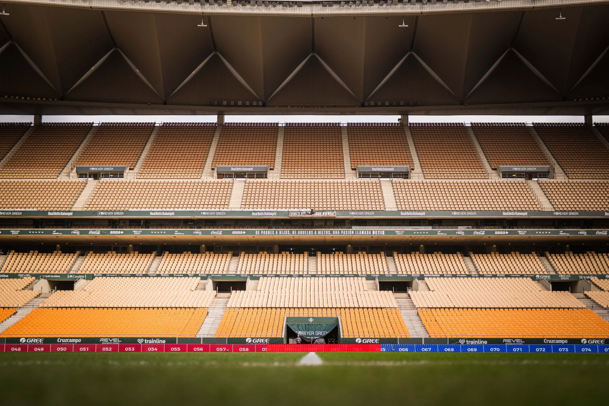 梅西迈阿密国际首秀献两球,贝克汉姆现场落泪